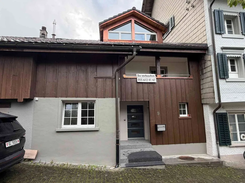Saniertes Reihenhaus mit Garten und Bergblick in Mollis – Foto 11 von 13