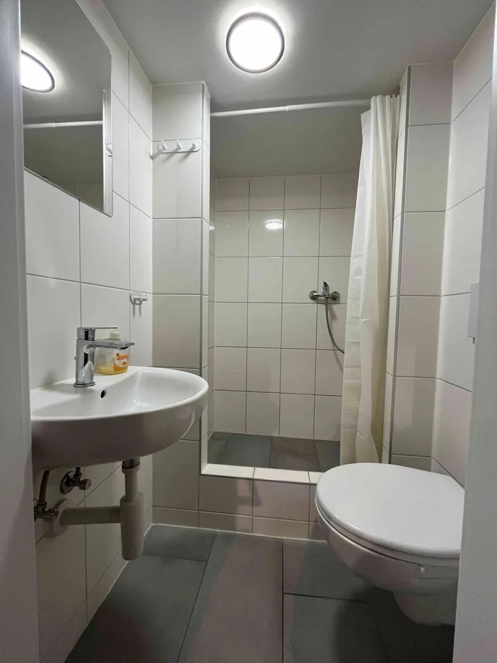 Helles, möbliertes Zimmer in Waltenschwil – Foto 3 von 4