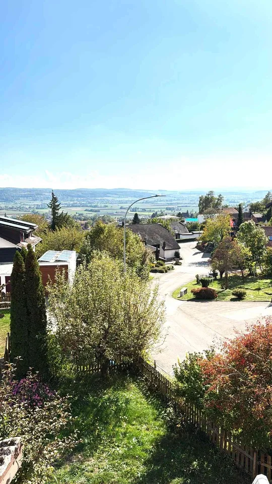 6-Zimmer-Familienparadies mit grossem Garten und Jurasicht an Top-Lage – foto 3 di 8