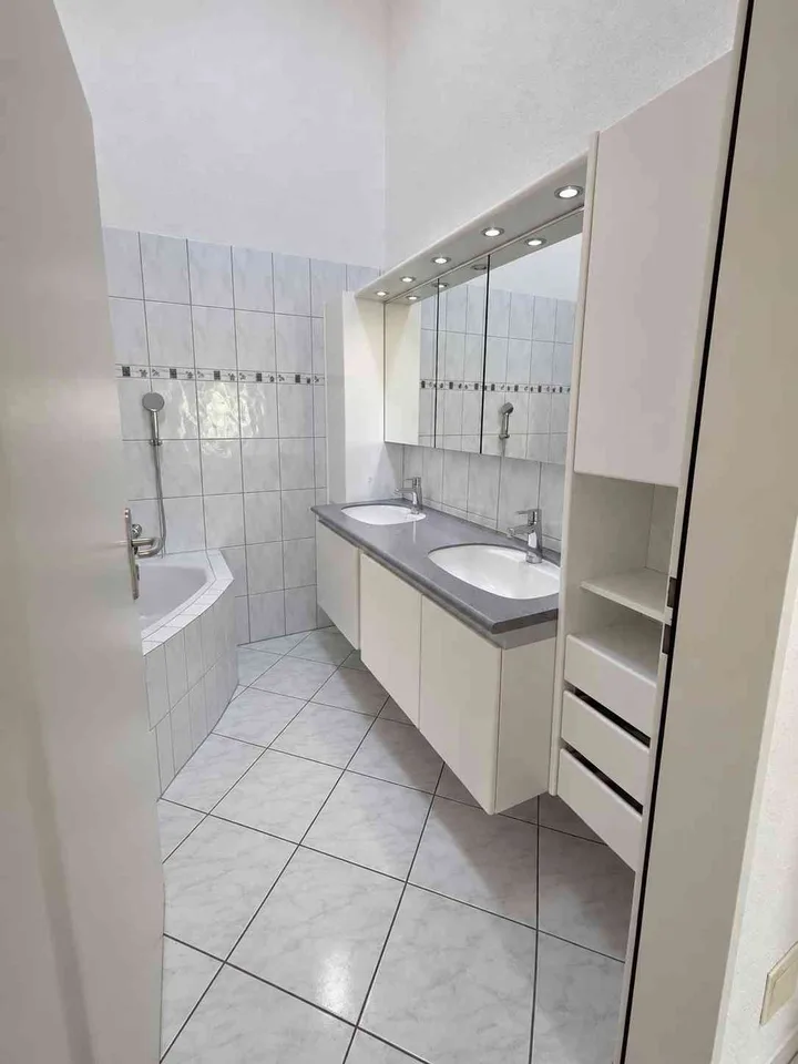 Helle Dachwohnung an zentraler Lage – photo 5 of 12