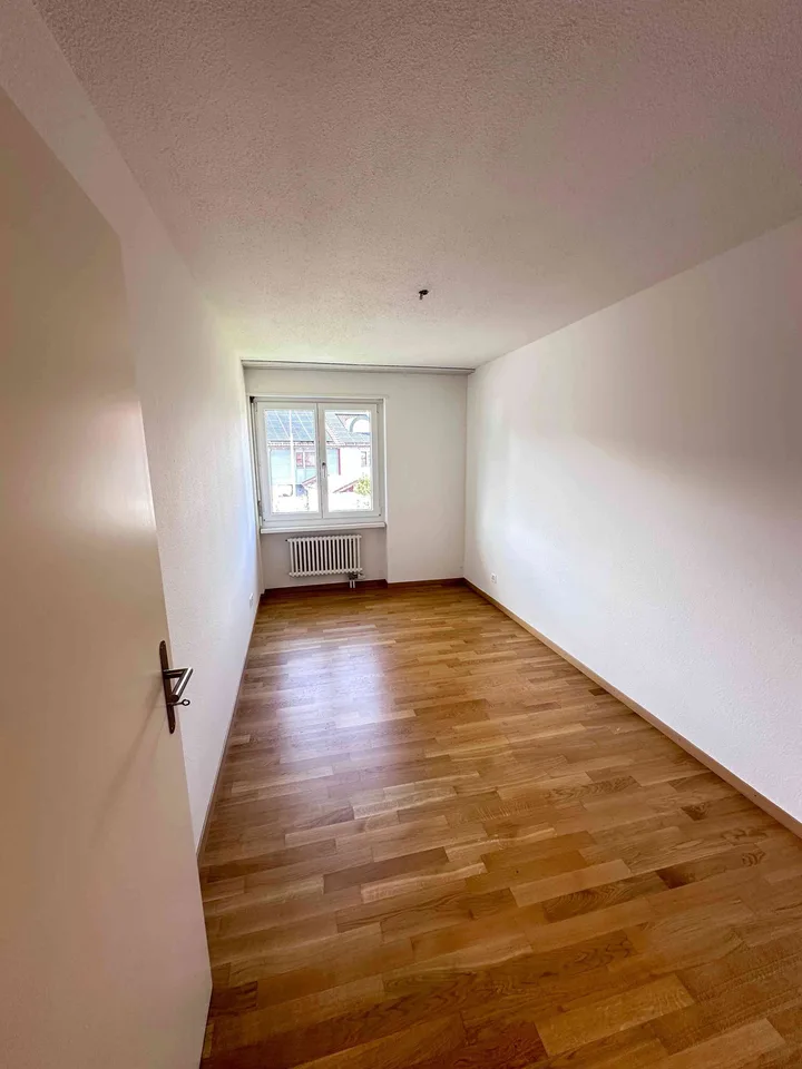 Grosszügige 4.5-Zimmer-Wohnung mit Balkon in ruhiger Lage in Seuzach – Foto 2 von 13