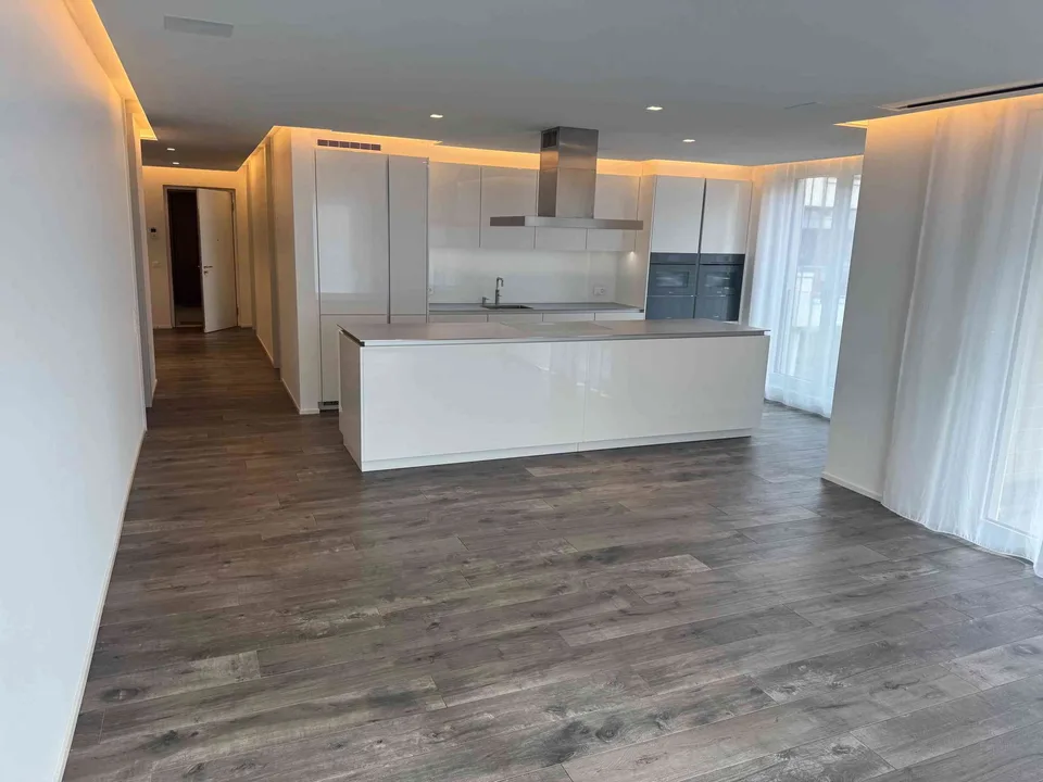 Moderne 4.5-Zimmer-Wohnung mit KNX, Home Cinema & Premiumküche – foto 6 di 10