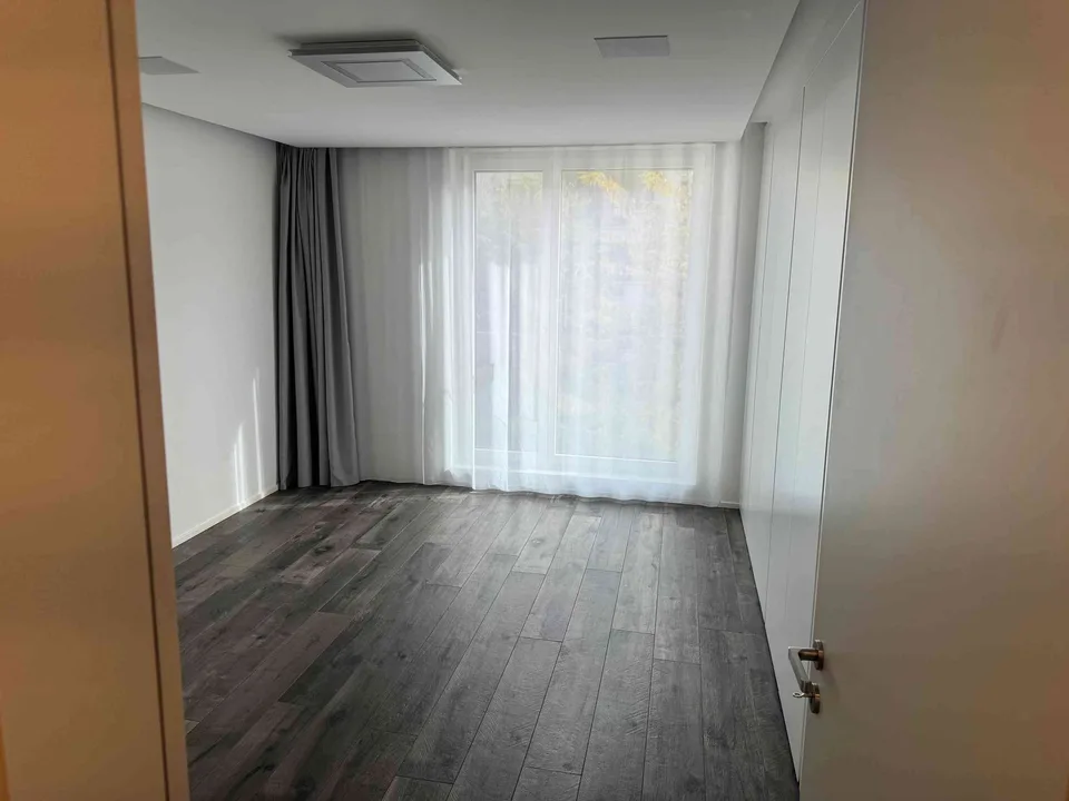 Moderne 4.5-Zimmer-Wohnung mit KNX, Home Cinema & Premiumküche – foto 8 di 10