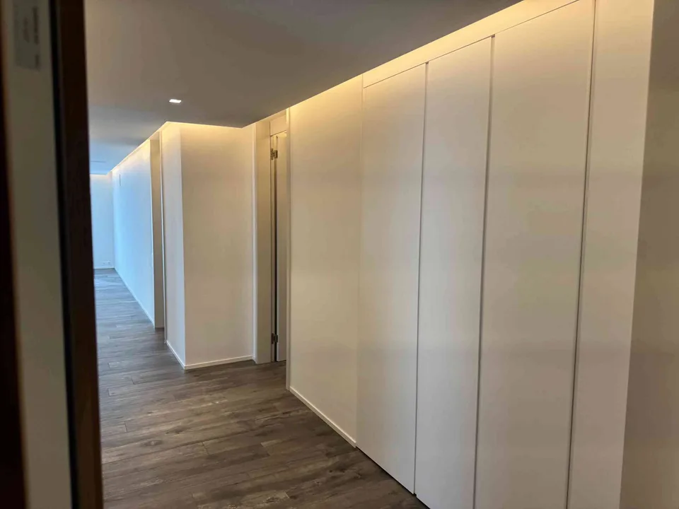 Moderne 4.5-Zimmer-Wohnung mit KNX, Home Cinema & Premiumküche – foto 5 di 10