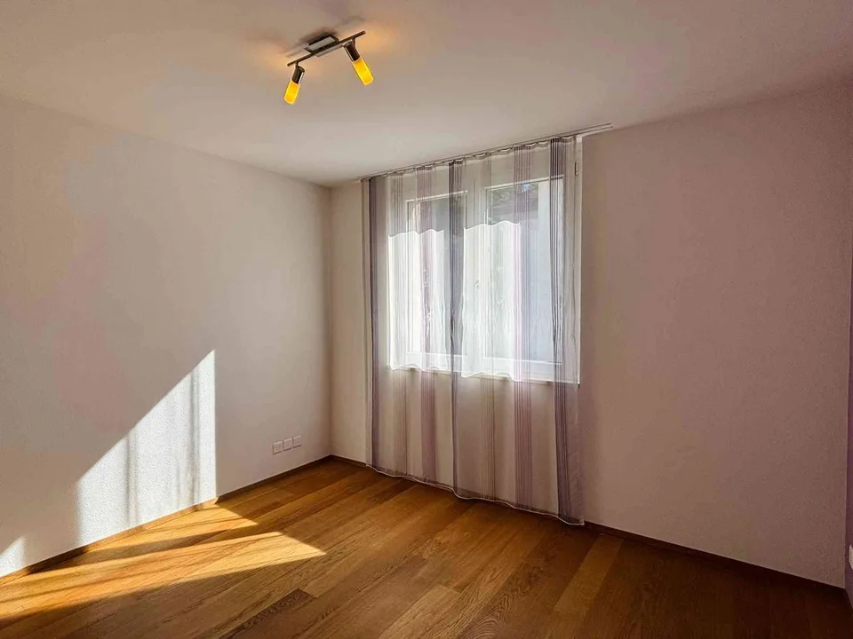 Neuwertige 4.5-Zimmerwohnung mit Balkon und Bergsicht – foto 7 di 10
