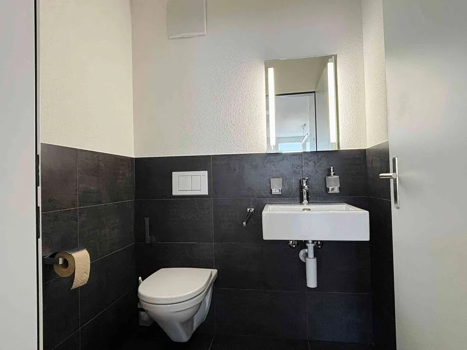 Neuwertige 4.5-Zimmerwohnung mit Balkon und Bergsicht – foto 8 di 10