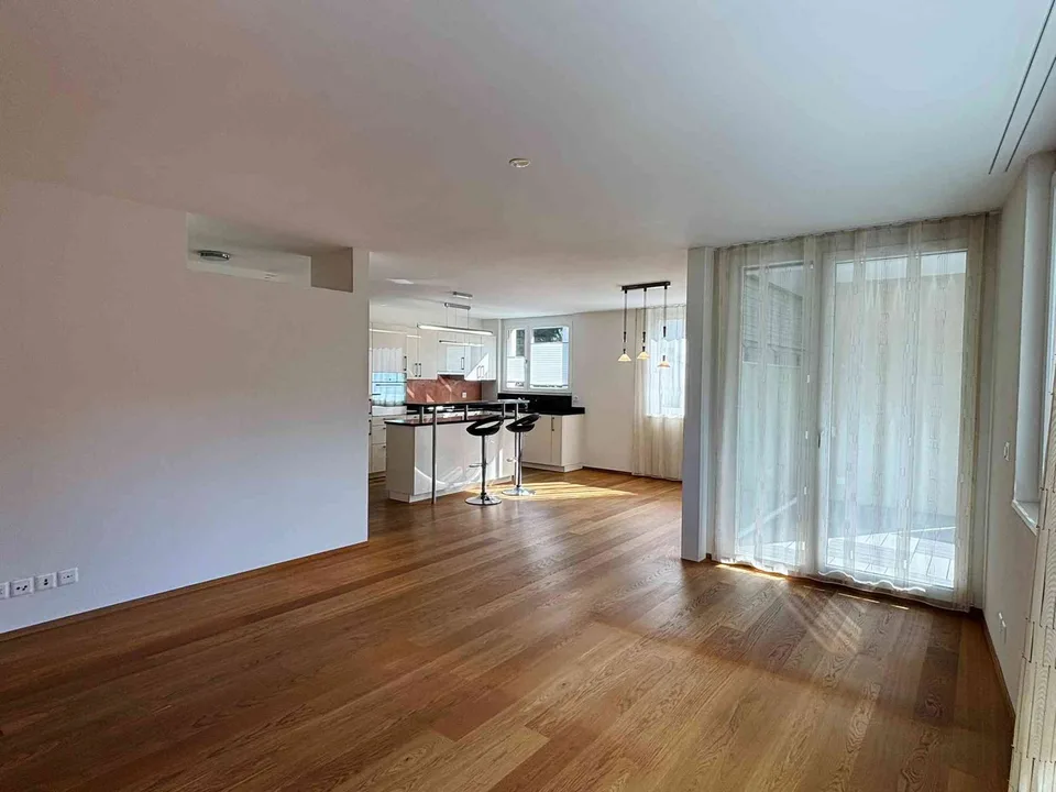 Neuwertige 4.5-Zimmerwohnung mit Balkon und Bergsicht – foto 2 di 10