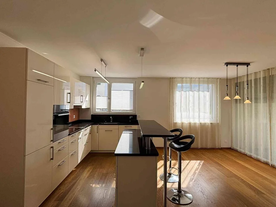 Neuwertige 4.5-Zimmerwohnung mit Balkon und Bergsicht – foto 3 di 10