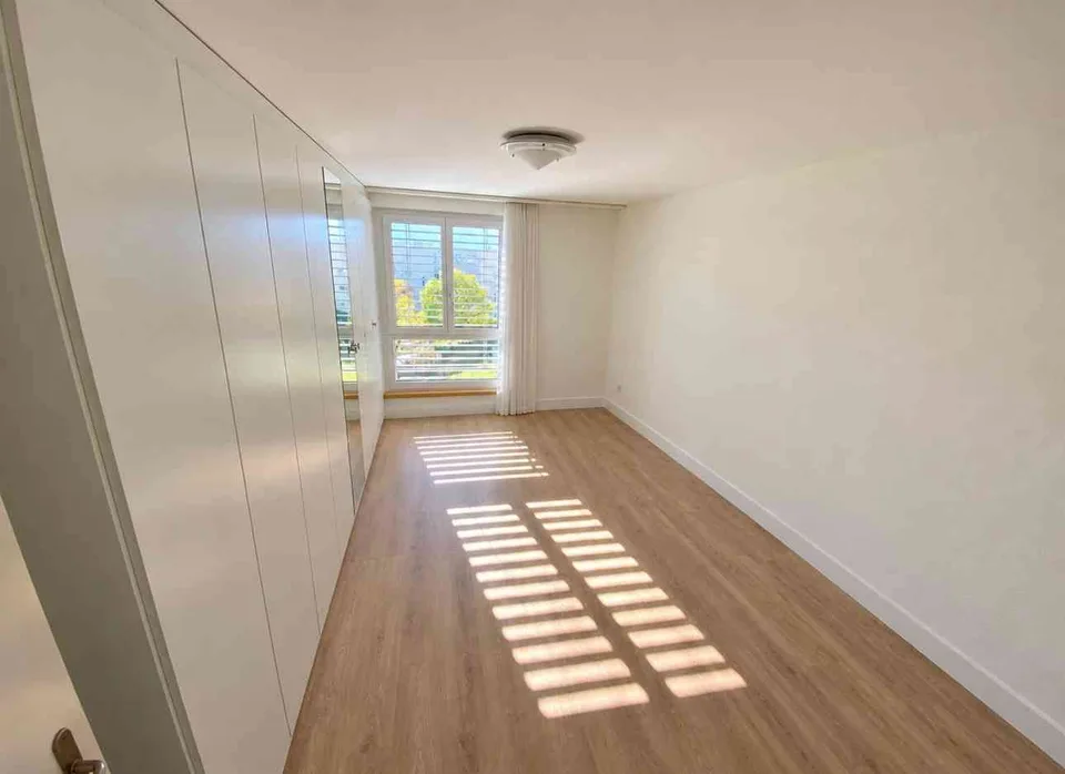 4.5-Zimmer-Wohnung mit Cheminée, grossem Balkon & Bergsicht – Foto 6 von 12