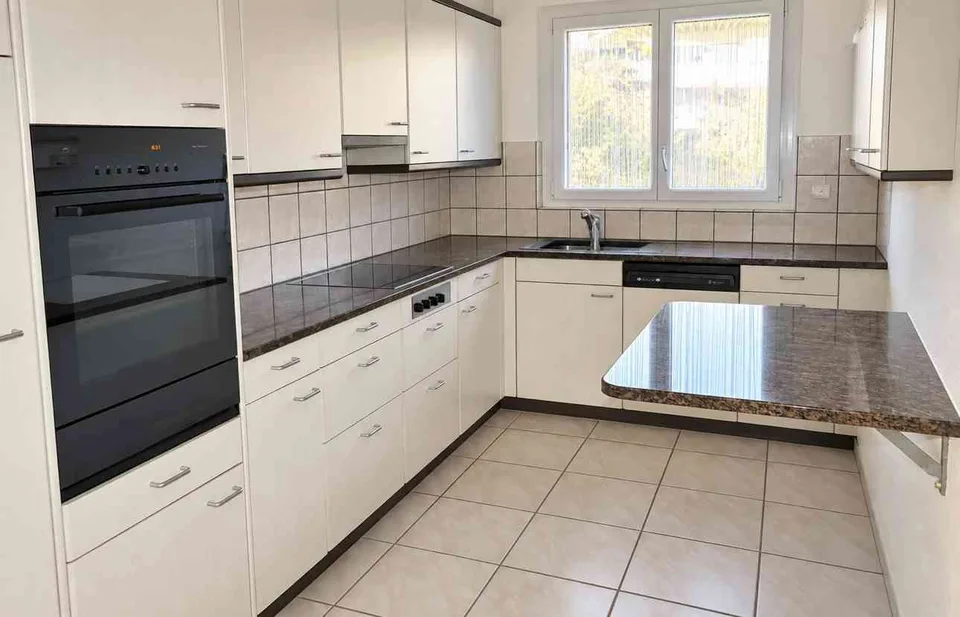 4.5-Zimmer-Wohnung mit Cheminée, grossem Balkon & Bergsicht – Foto 9 von 12
