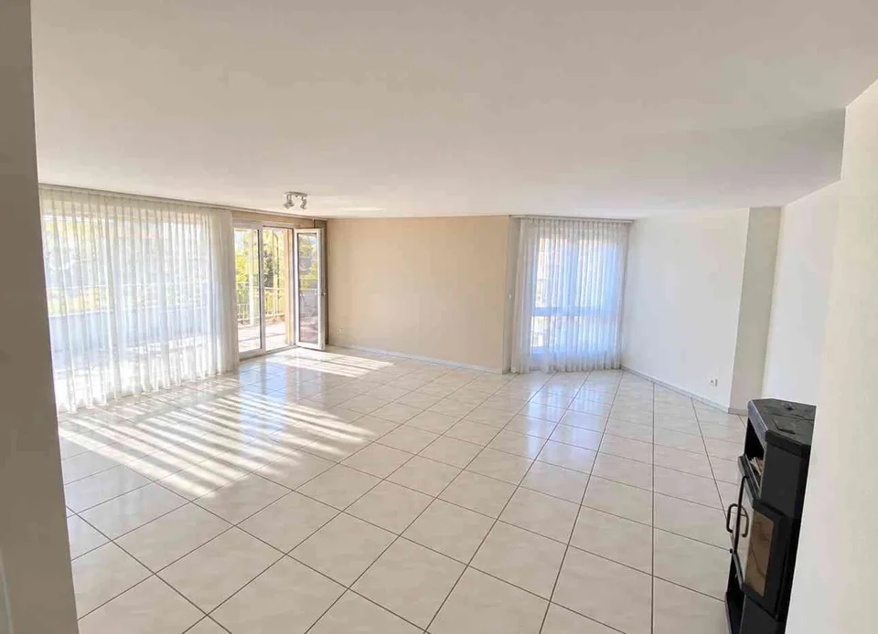 4.5-Zimmer-Wohnung mit Cheminée, grossem Balkon & Bergsicht – Foto 4 von 12