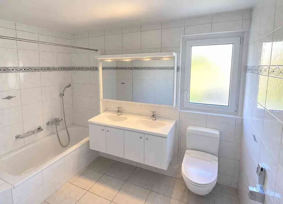 4.5-Zimmer-Wohnung mit Cheminée, grossem Balkon & Bergsicht – Foto 8 von 12