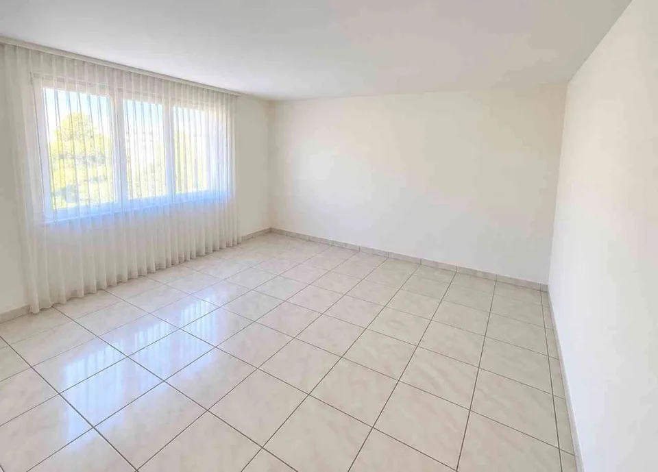 4.5-Zimmer-Wohnung mit Cheminée, grossem Balkon & Bergsicht – Foto 10 von 12