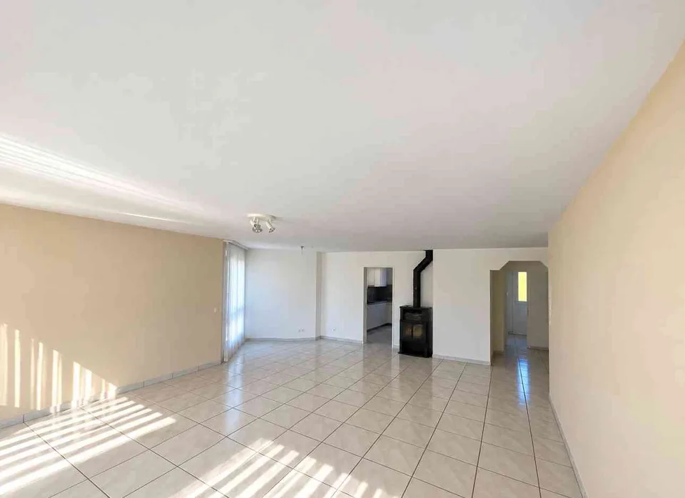 4.5-Zimmer-Wohnung mit Cheminée, grossem Balkon & Bergsicht – Foto 3 von 12