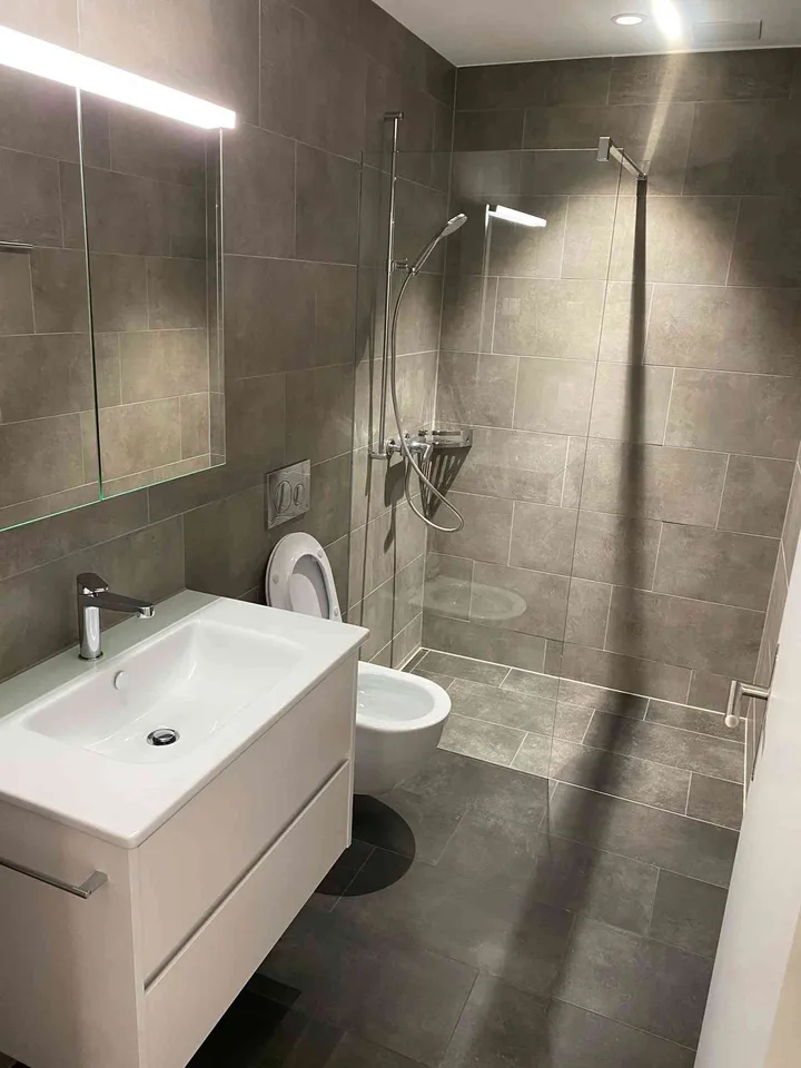 2 ½ Zimmer Neubauwohnung mit Kellerabteil und Tiefgaragenplatz – Foto 8 von 10