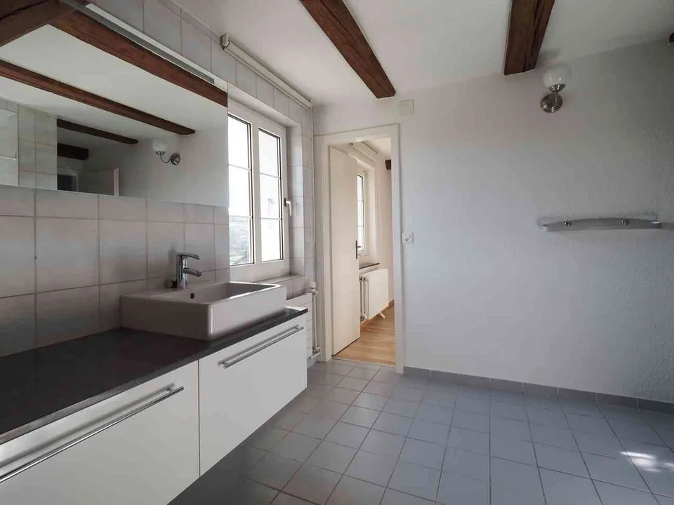 Charmante 2.5-Zimmer-Dachwohnung mit Balkon - Nachmieter gesucht – foto 10 di 12