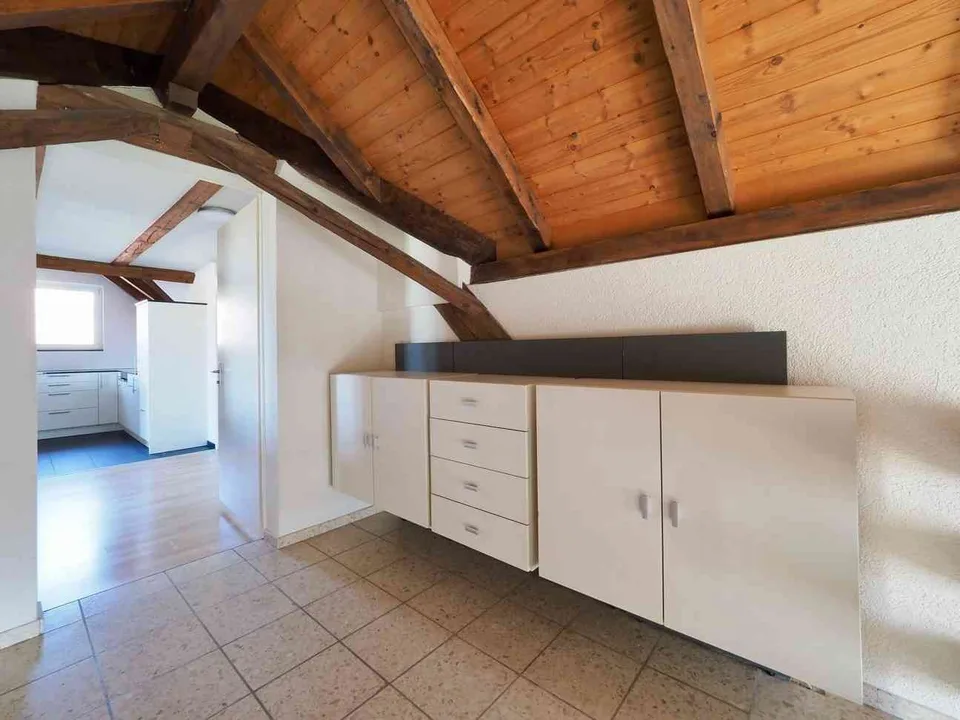 Charmante 2.5-Zimmer-Dachwohnung mit Balkon - Nachmieter gesucht – foto 8 di 12