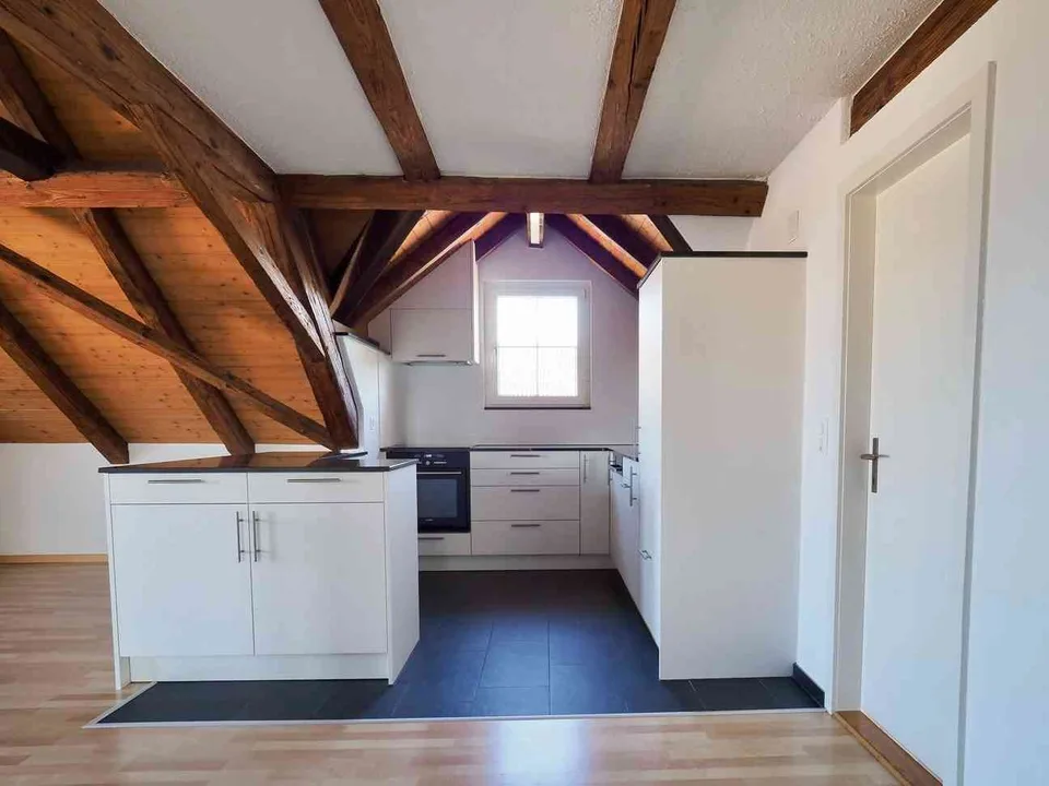 Charmante 2.5-Zimmer-Dachwohnung mit Balkon - Nachmieter gesucht – foto 2 di 12