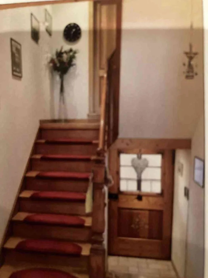 Helles Zimmer mit Morgensonne im Haus mit 230 m² Garten - begehbarer Kleiderschrank direkt vor der TürCHF 770/Mt. pauschal - alles inklusive (NK, Strom, Heizung, Internet). 10 m², 1. OG. Verfügbar ab 1. Dezember 2026. Unmöbliert. – Foto 10 von 11
