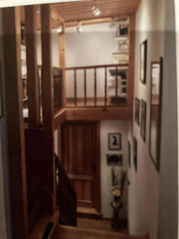Helles Zimmer mit Morgensonne im Haus mit 230 m² Garten - begehbarer Kleiderschrank direkt vor der TürCHF 770/Mt. pauschal - alles inklusive (NK, Strom, Heizung, Internet). 10 m², 1. OG. Verfügbar ab 1. Dezember 2026. Unmöbliert. – Foto 9 von 11