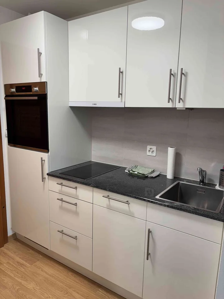 Möblierte Wohnung (renoviert), zentrale Lage *ab 3 Monaten* zu mieten – Foto 2 von 8