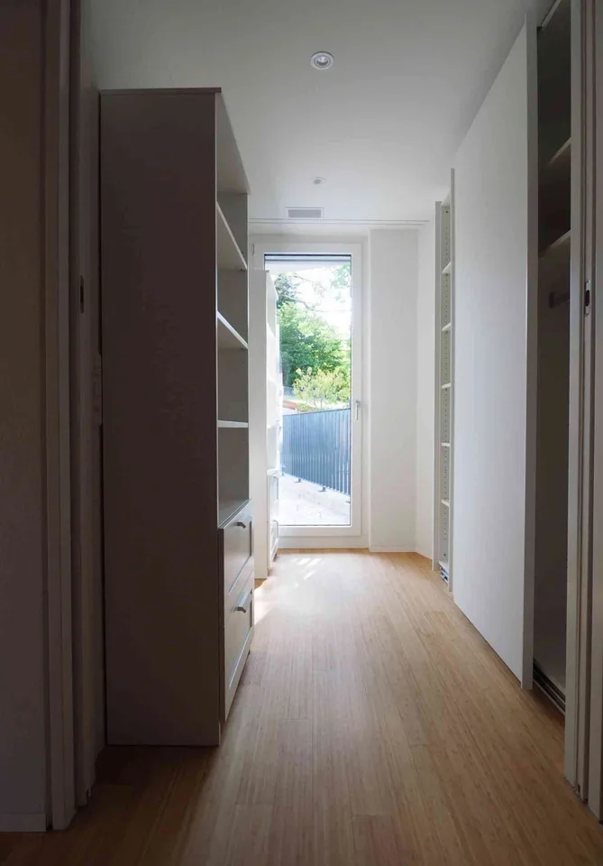 Grosse, stilvolle 2.5 ZW mit Terrasse und Dispo-Raum. – Foto 5 von 11