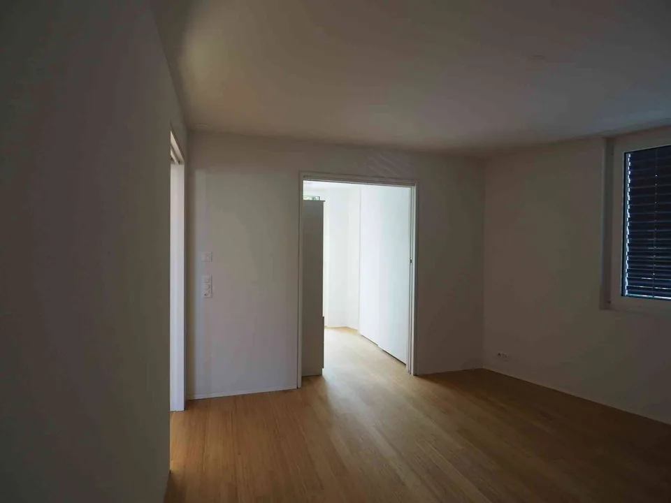 Grosse, stilvolle 2.5 ZW mit Terrasse und Dispo-Raum. – Foto 4 von 11