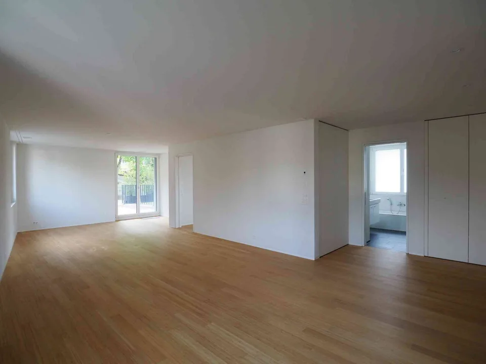 Grosse, stilvolle 2.5 ZW mit Terrasse und Dispo-Raum. – Foto 9 von 11