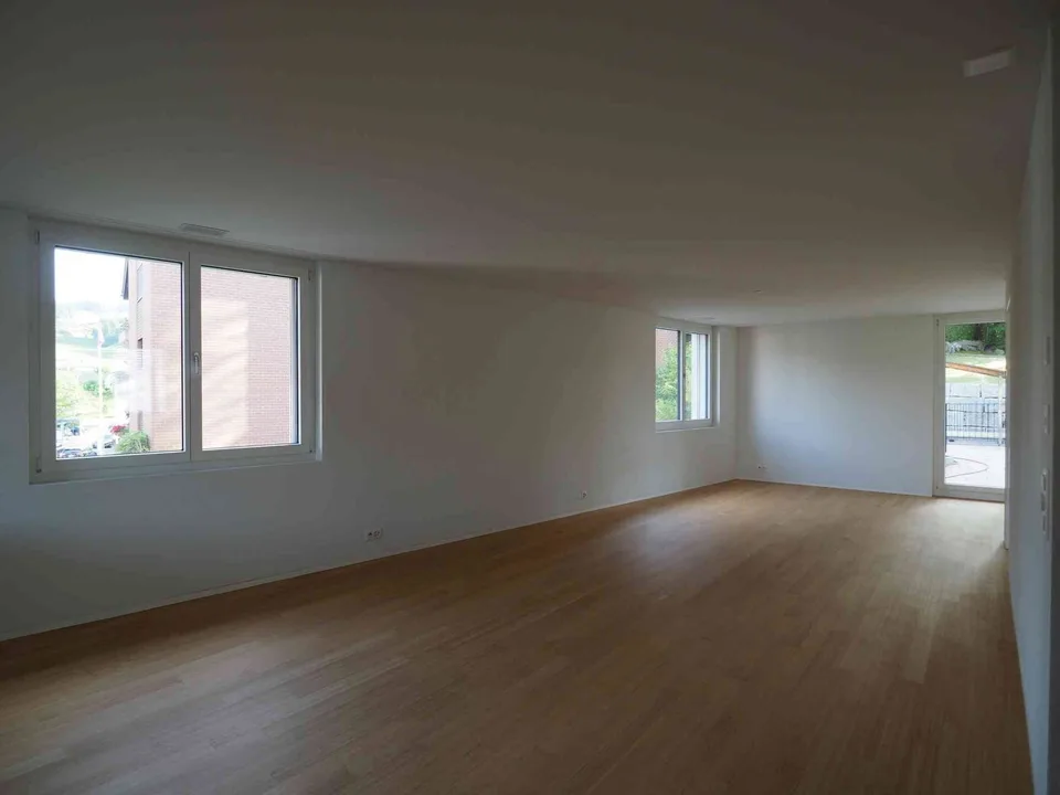 Grosse, stilvolle 2.5 ZW mit Terrasse und Dispo-Raum. – Foto 10 von 11