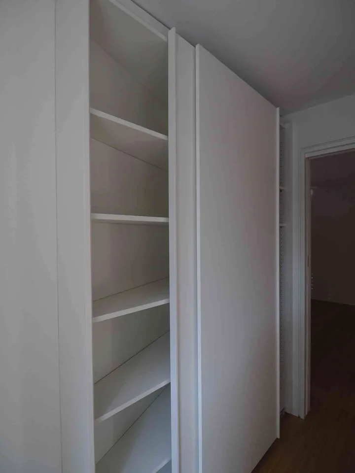 Grosse, stilvolle 2.5 ZW mit Terrasse und Dispo-Raum. – Foto 7 von 11