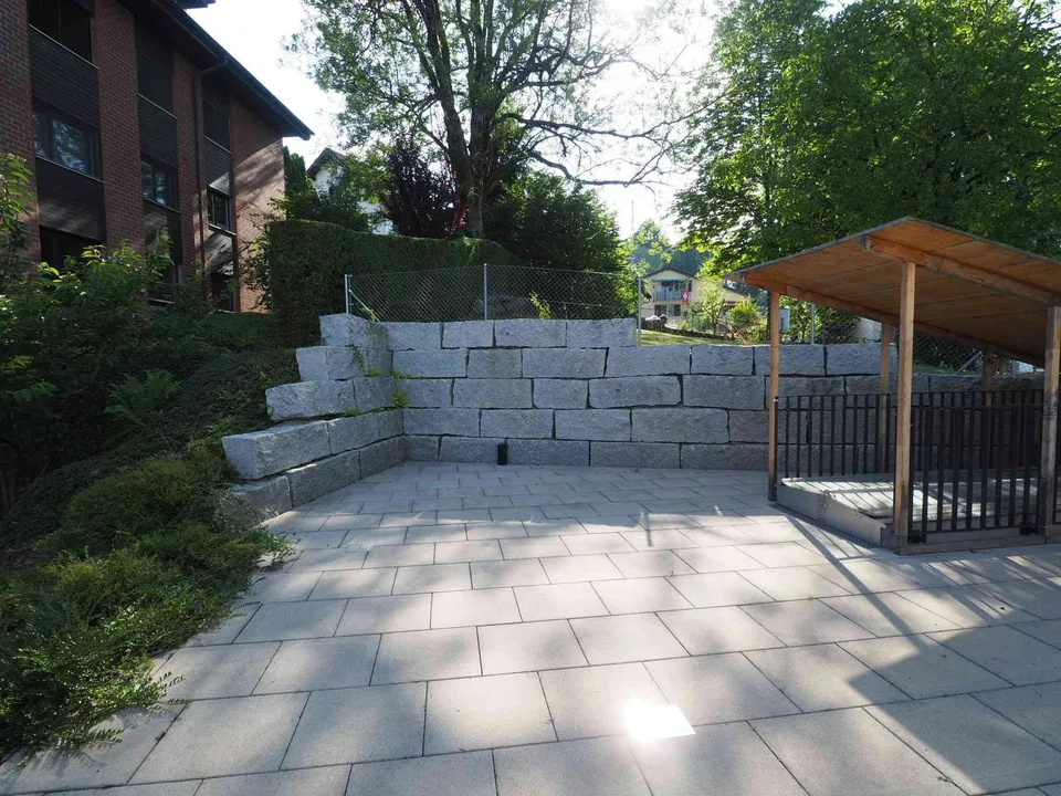 Grosse, stilvolle 2.5 ZW mit Terrasse und Dispo-Raum. – Foto 3 von 11