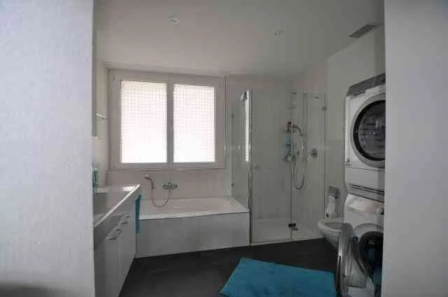 Grosse, stilvolle 2.5 ZW mit Terrasse und Dispo-Raum. – Foto 2 von 11