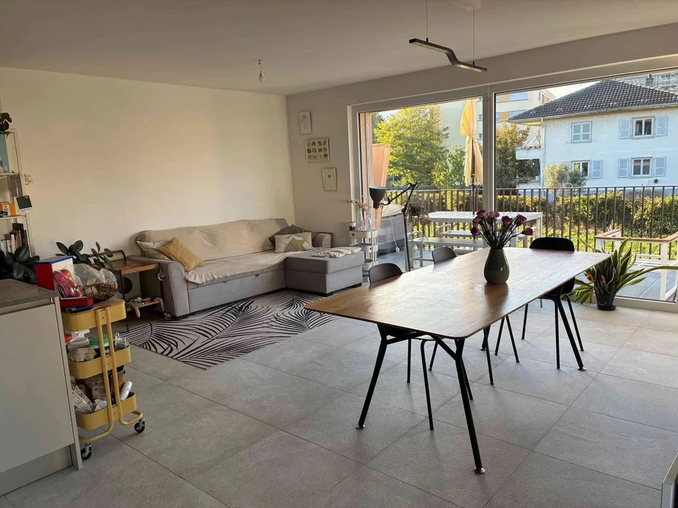 Très bel appartement de 4.5 p avec grand balcon – Foto 2 von 8