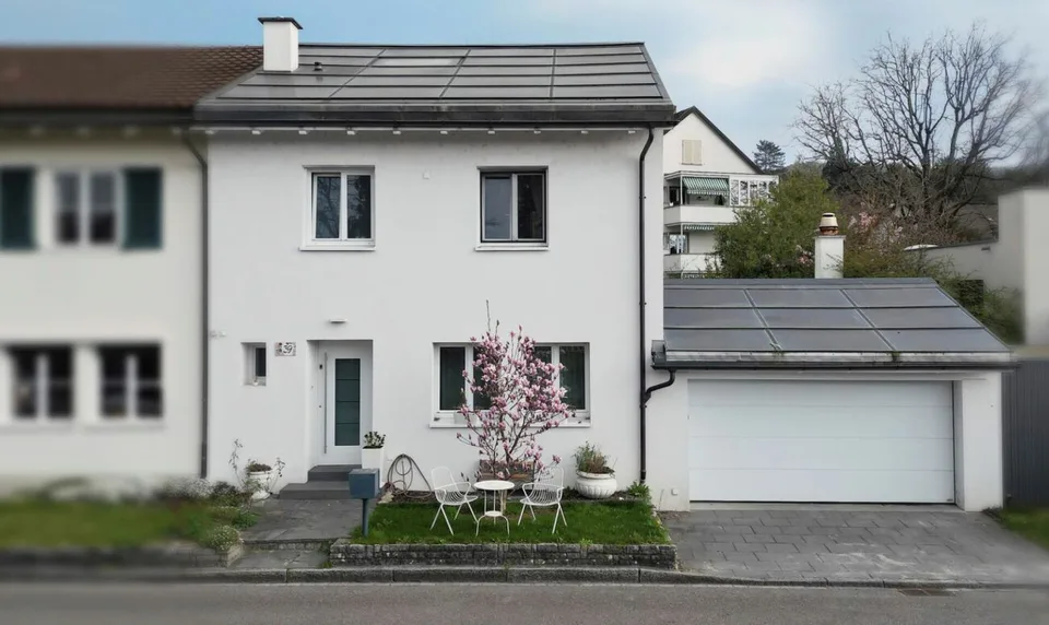 Modernisiertes Reiheneckhaus mit Doppelgarage, PV-Anlage und grosszügigem Garten