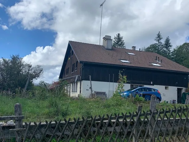 2126 Les Verrières/NE Magnifique ferme rénovée de 3 appartements