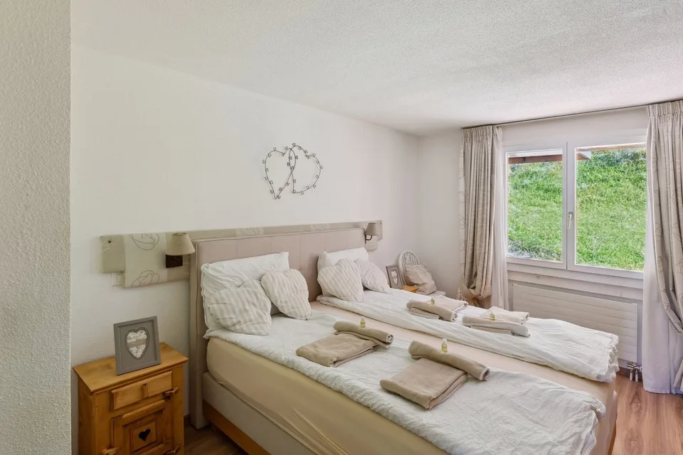 Prächtiges Doppelapartment mit renovierter Innenausstattung und Innenpool – Foto 8 von 13