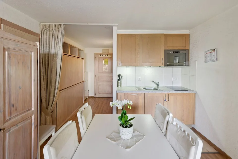 Prächtiges Doppelapartment mit renovierter Innenausstattung und Innenpool – Foto 7 von 13
