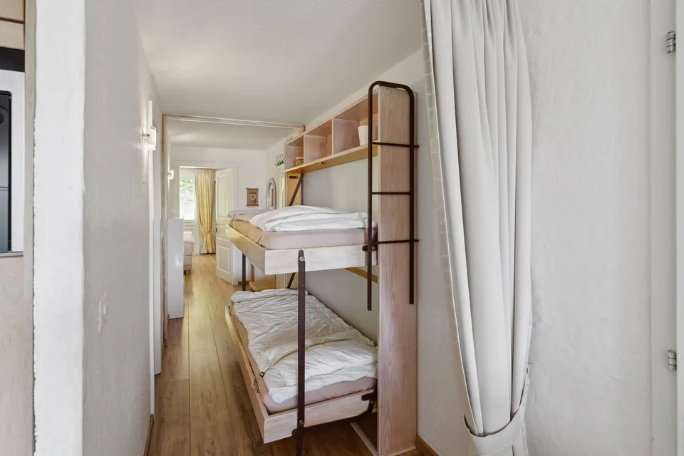 Prächtiges Doppelapartment mit renovierter Innenausstattung und Innenpool – Foto 10 von 13