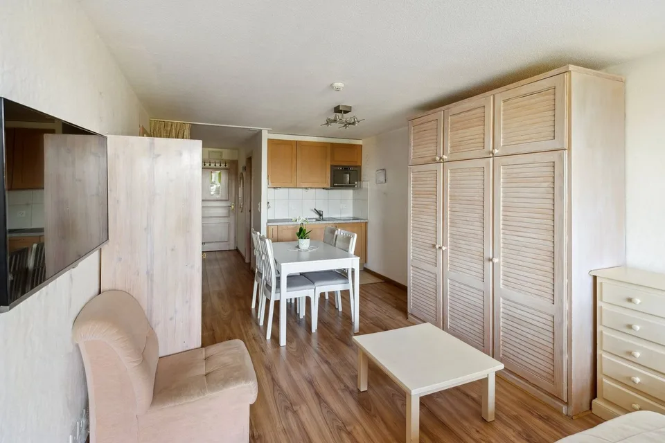 Prächtiges Doppelapartment mit renovierter Innenausstattung und Innenpool – Foto 6 von 13