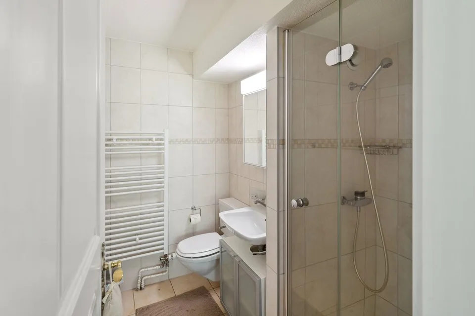 Prächtiges Doppelapartment mit renovierter Innenausstattung und Innenpool – Foto 9 von 13