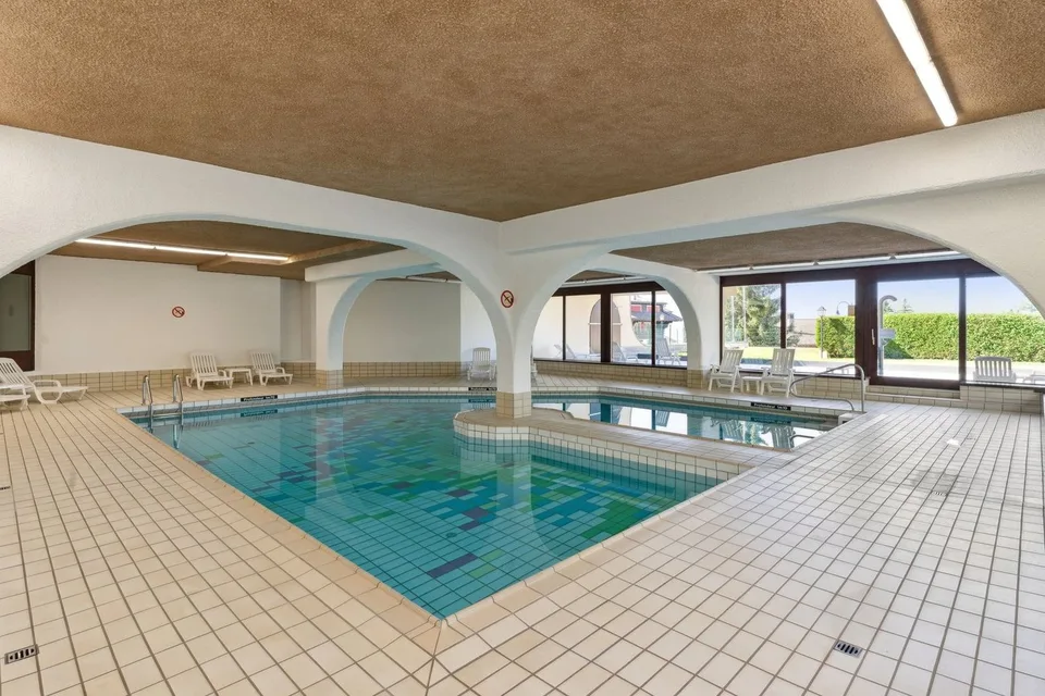 Prächtiges Doppelapartment mit renovierter Innenausstattung und Innenpool