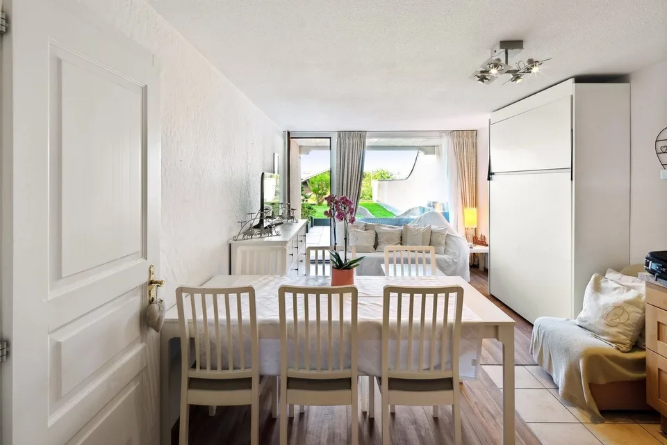 Prächtiges Doppelapartment mit renovierter Innenausstattung und Innenpool