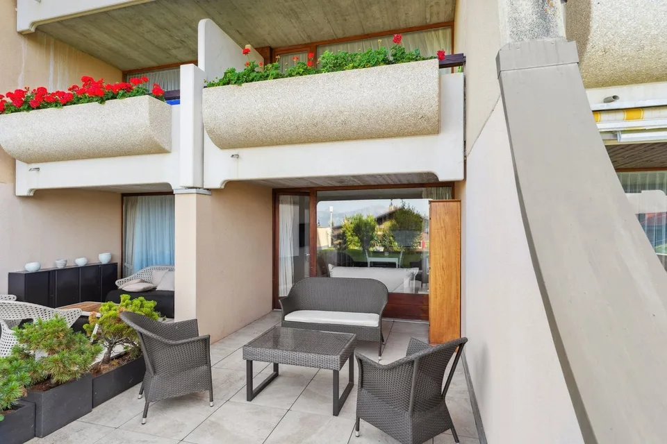 Prächtiges Doppelapartment mit renovierter Innenausstattung und Innenpool – Foto 11 von 13