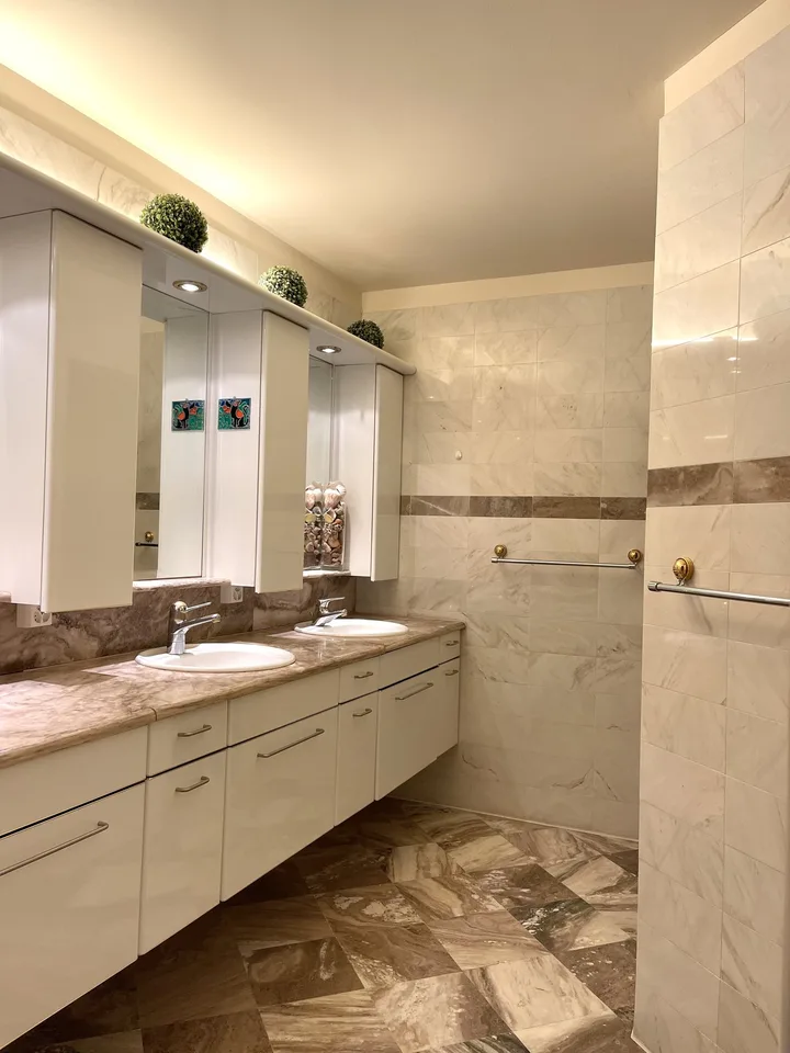 Appartamento di pregio su tre livelli con piscina condominiale – foto 17 di 23