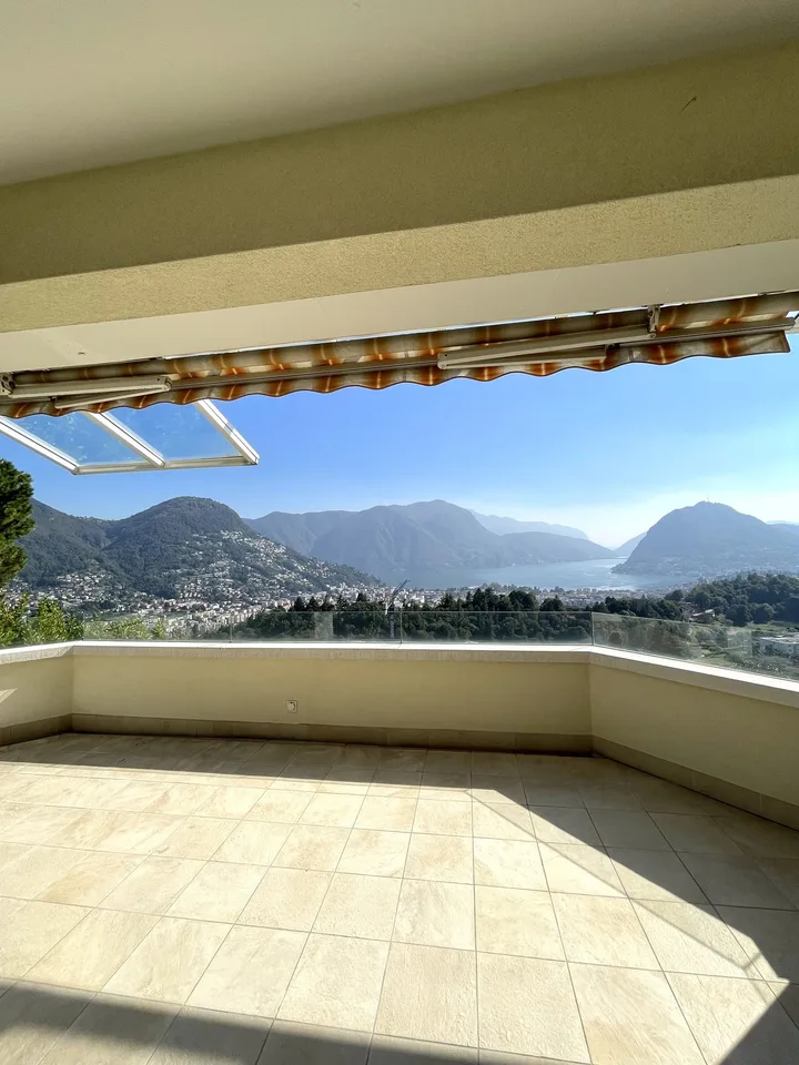 Appartamento di pregio su tre livelli con piscina condominiale – foto 6 di 23
