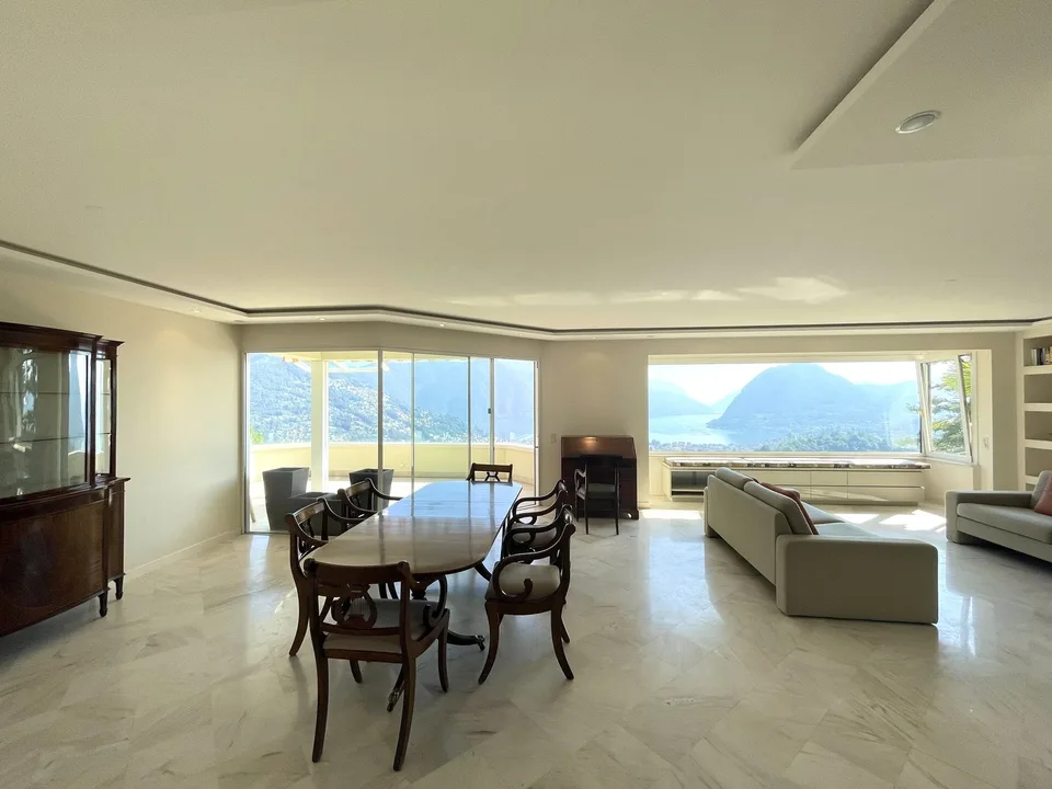 Appartamento di pregio su tre livelli con piscina condominiale