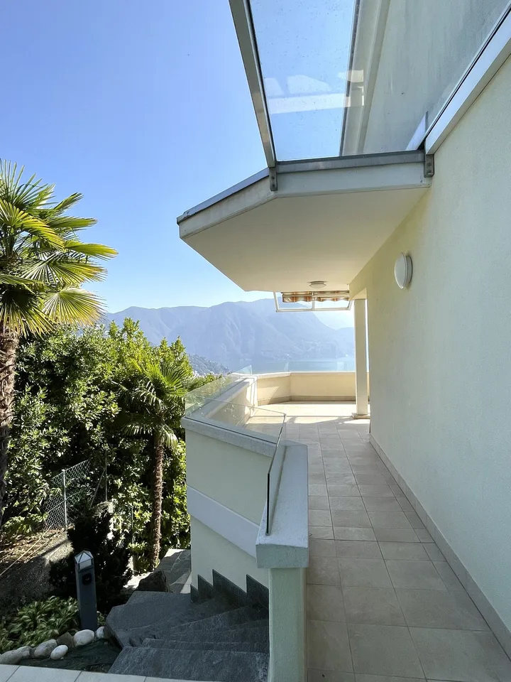 Appartamento di pregio su tre livelli con piscina condominiale – foto 7 di 23