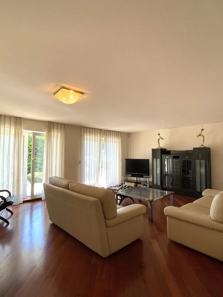 Appartamento di pregio su tre livelli con piscina condominiale – foto 14 di 23