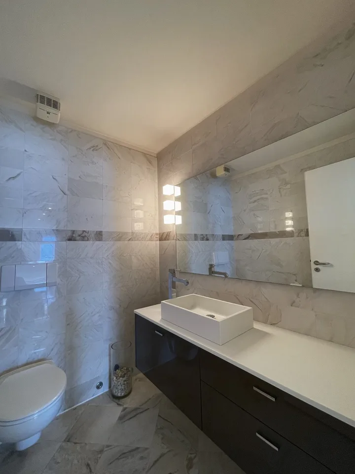 Appartamento di pregio su tre livelli con piscina condominiale – foto 18 di 23