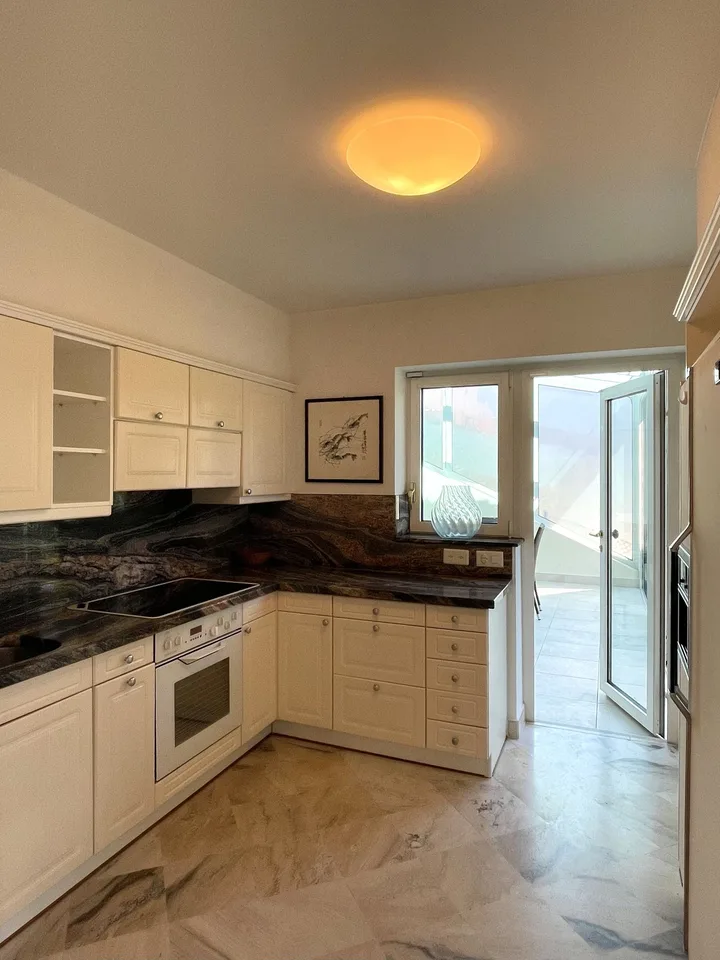 Appartamento di pregio su tre livelli con piscina condominiale – foto 10 di 23